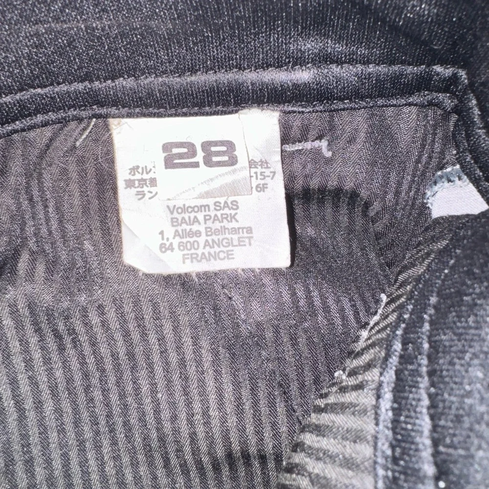 Volcom shorts size 28
